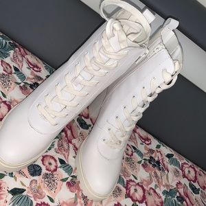 White leather Steve Madden boots never worn